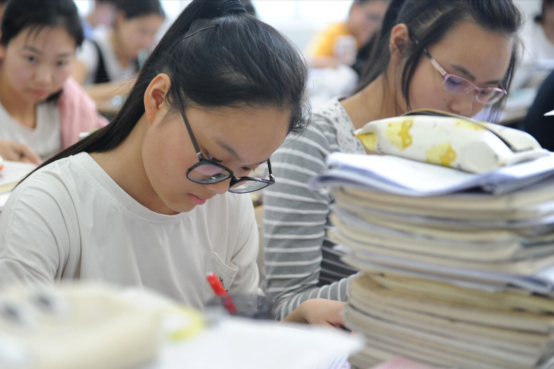 高考考生要求“更换”答题卡，遭监考老师拒绝，痛哭半小时也无用