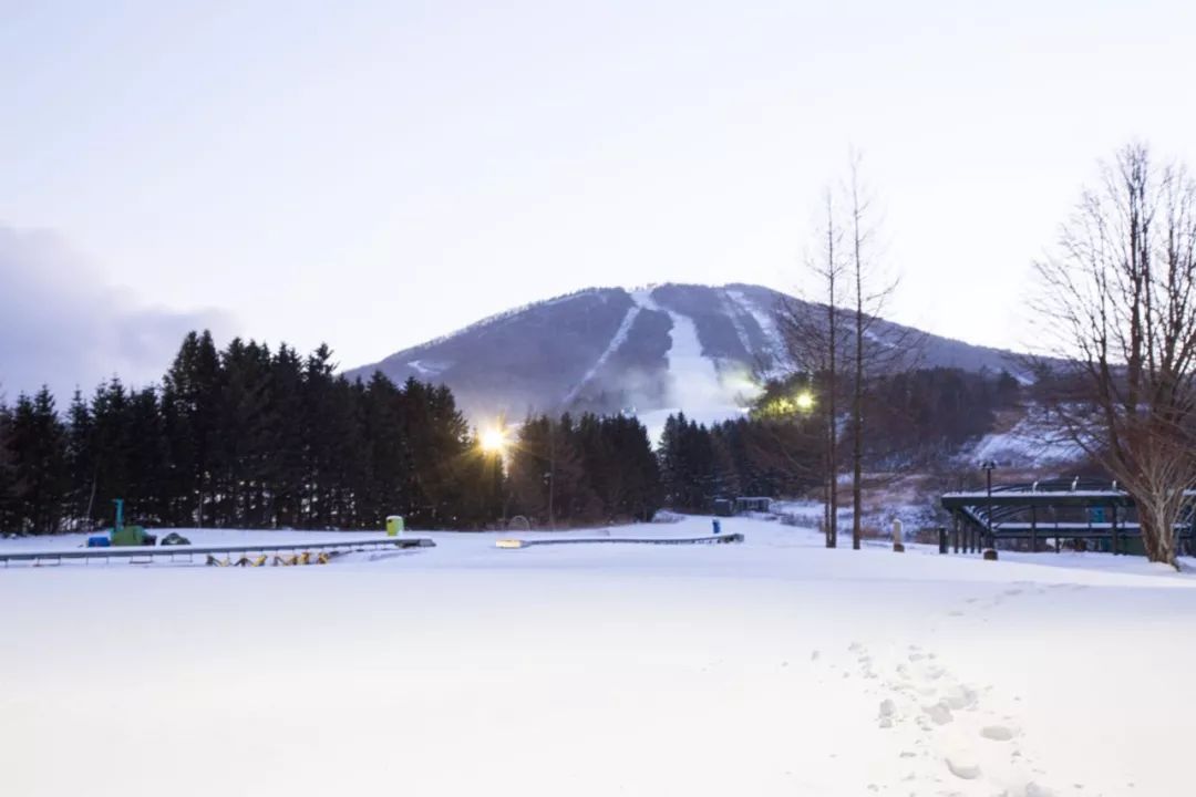 冲锋衣和滑雪服哪个更保暖(小白如何假装滑雪大佬？这个滑雪装备指南赶紧收藏)