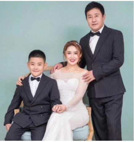 抛弃糟糠妻，娶小19岁娇妻，开豪车打人，“长贵”王小宝飘了？