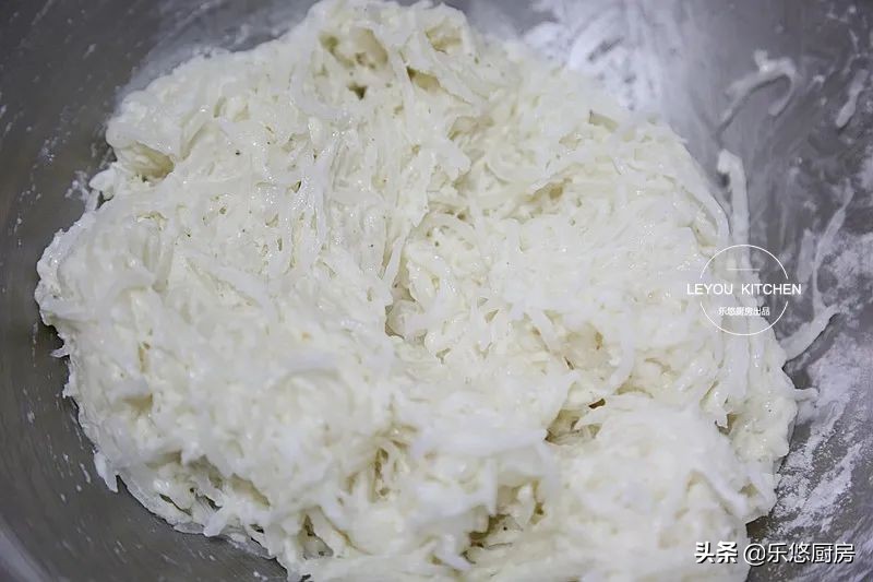 秋冬多吃萝卜好处多，简单一蒸，软软糯糯，再蘸上料汁吃，太香了