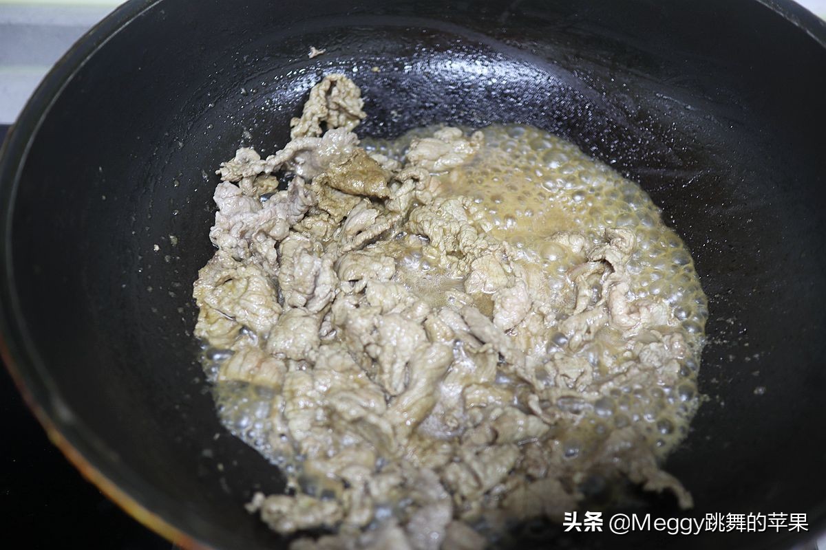 牛肉炒洋葱怎么做（这样做肉片薄嫩入味洋葱不蔫）