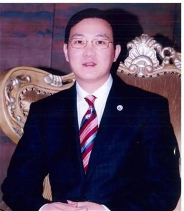 正是这一次大手笔的交易,让密春雷的身份渐渐剥开云雾,原来他不仅是"