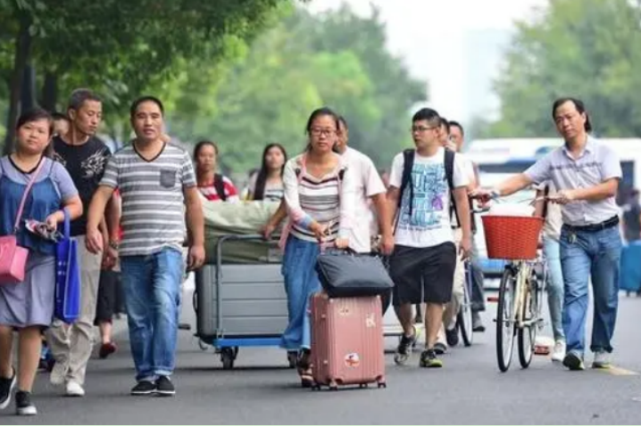 华中农大食堂菜价高引争议，学生直呼吃不起，校方给出回应