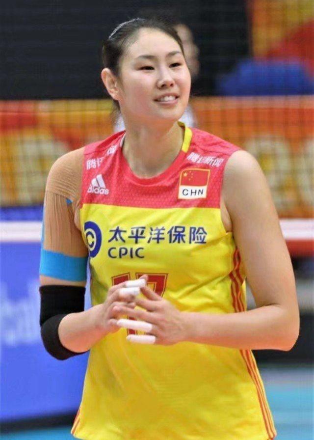 中国女排vs俄罗斯女排直播回放(中国女排3-0俄罗斯，袁心玥发球惹急裁判，颜妮拦网固若金汤)