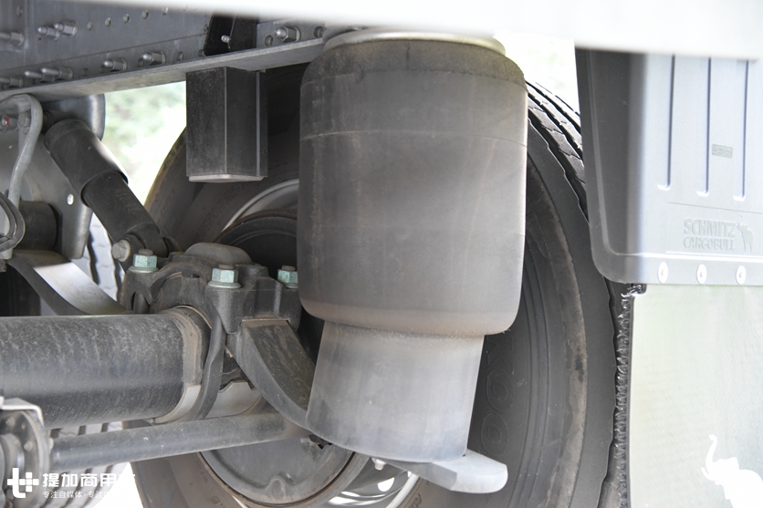 镀锌钢车架+空气悬架+大单胎，这个13.7米挂车轻的不能再轻了