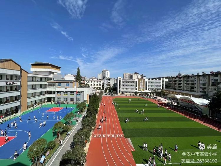 汉中市实验小学二年级庆国庆绘画,手抄报活动