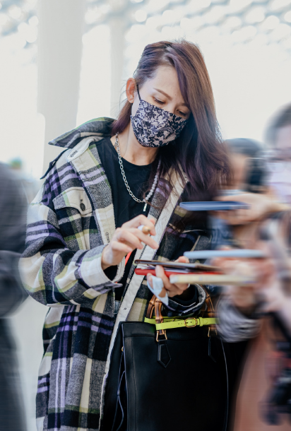 张晋夫妇现身机场，蔡少芬手受伤坚持给粉丝签名，还自侃手丑好逗