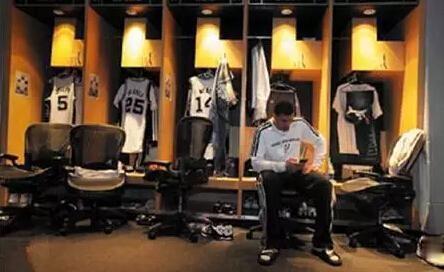 为什么nba训练时不能碰女人（NBA更衣室不成文的五大潜规则，绝对不允许触碰）-趣拿体育