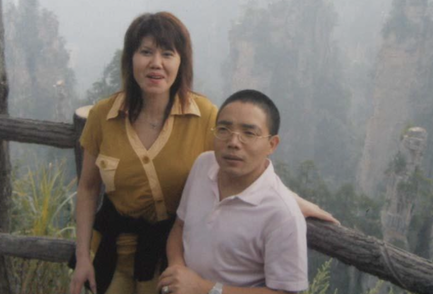 重庆残疾小伙，卖白糕成亿万富翁，宠爱妻子17年，却命丧老婆之手