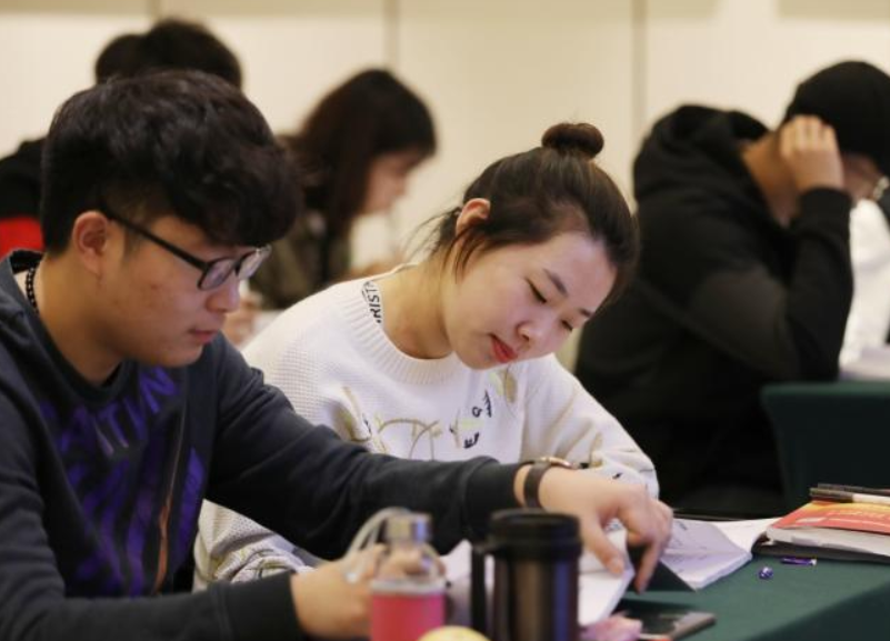 花几万报名“公务员”培训班，究竟值不值得，过来人告诉你真相