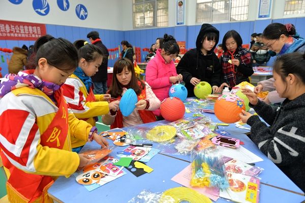 幼儿园布置手工作业，家长加班忙到凌晨三点，评比败给网购作品