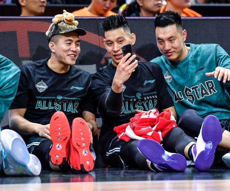 为什么nba球员打招呼(CBA球员强行NBA范儿？东施效颦，技术不咋样，击掌、rap有一套)