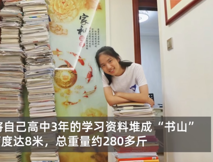 她高考被复旦录取，复习资料堆成“8米”书山，网友：复旦新校花