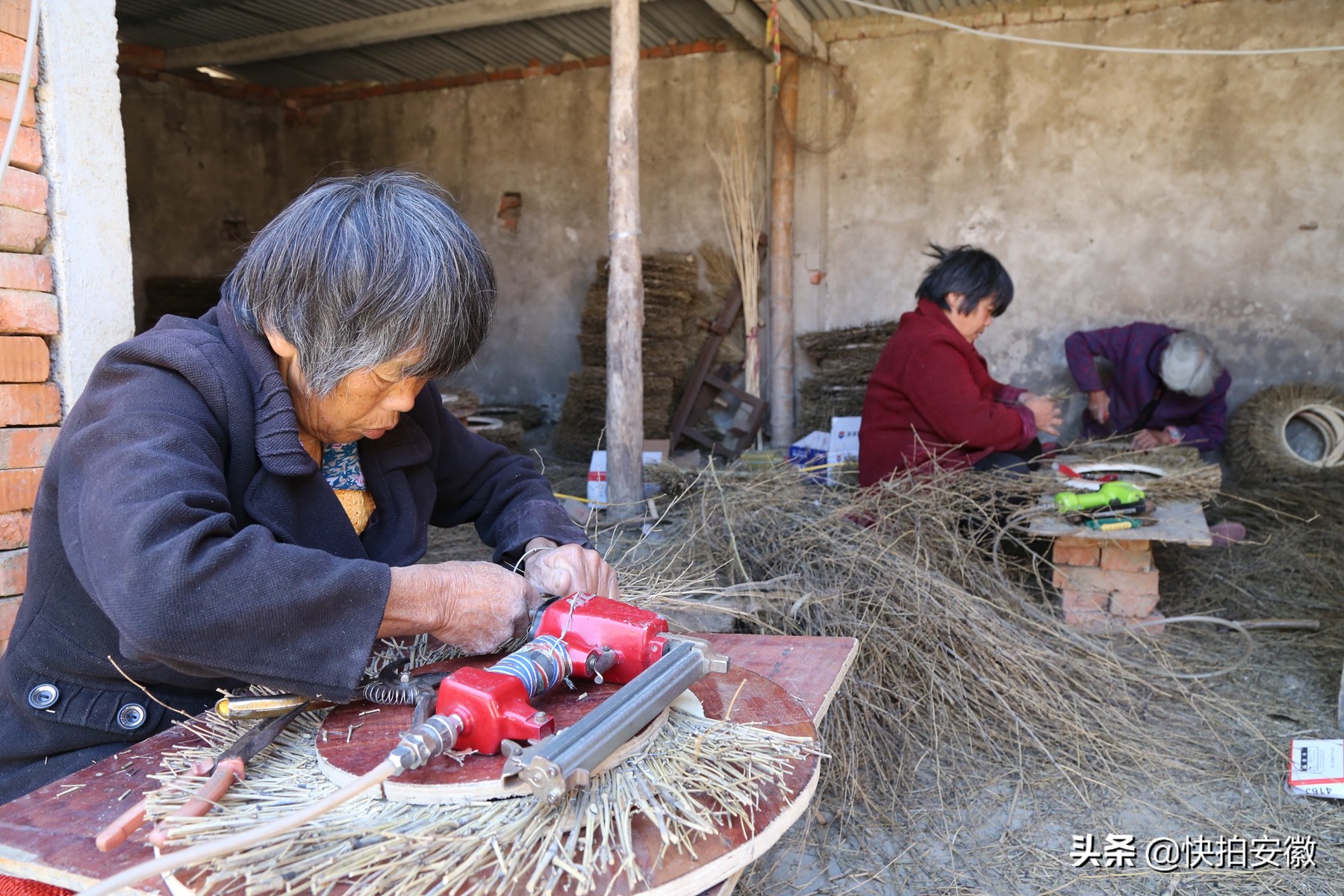 我45岁，瘫痪在床20年，妻子离家出走后，我成了柳编加工老板