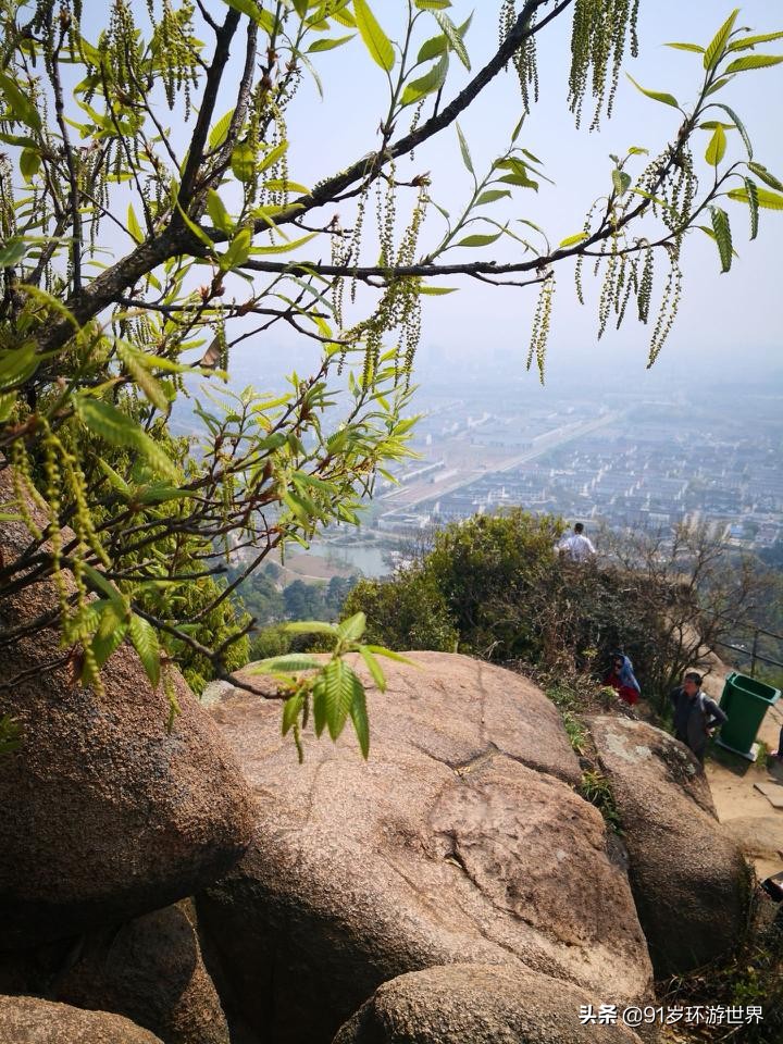 天平山景区位于苏州古城西南，是太湖国家风景名胜区的核心景区