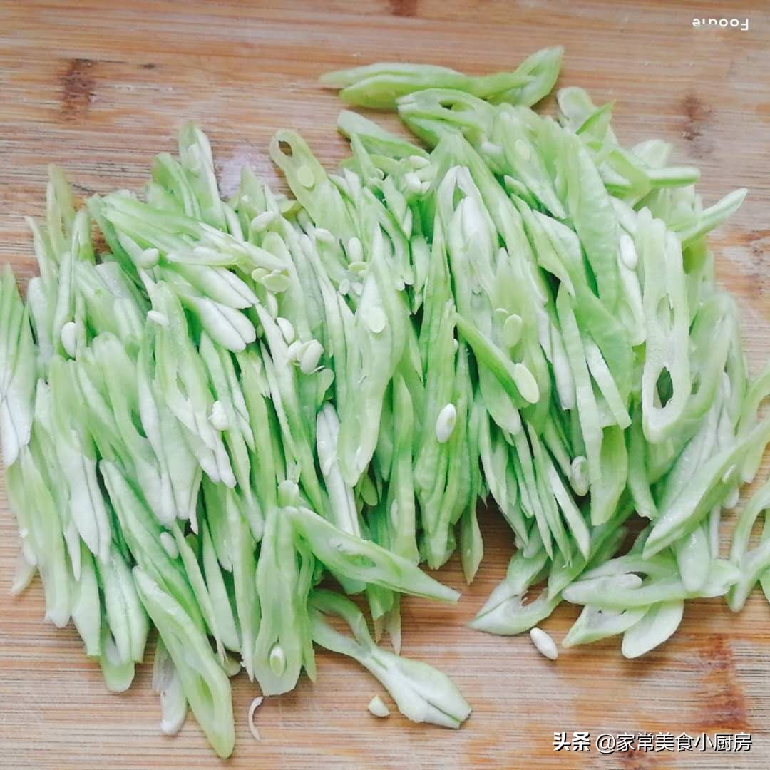 豆角这样炒熟得快入味足，口感脆嫩，不过油不焯水，5分钟就出锅