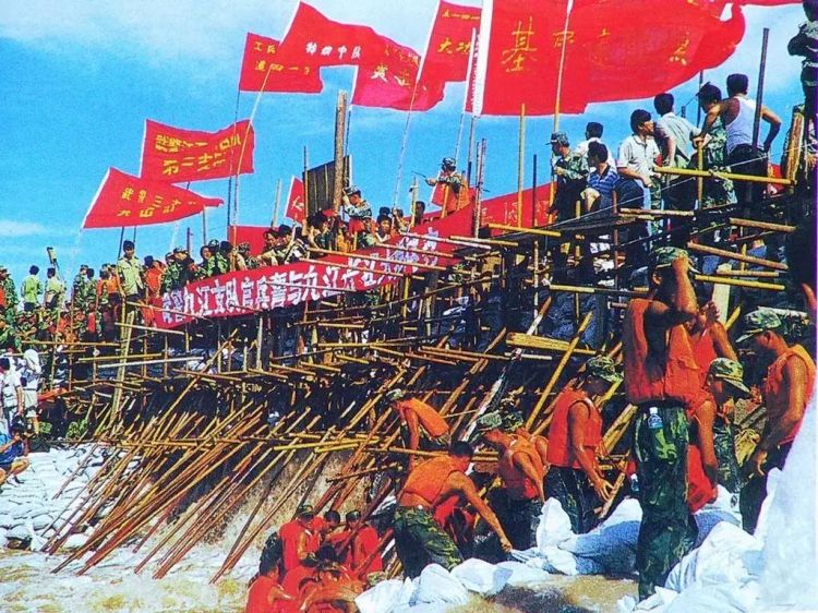 98年抗洪有多悲壮？解放军用身体堵大堤决口，高喊“人在，堤在”