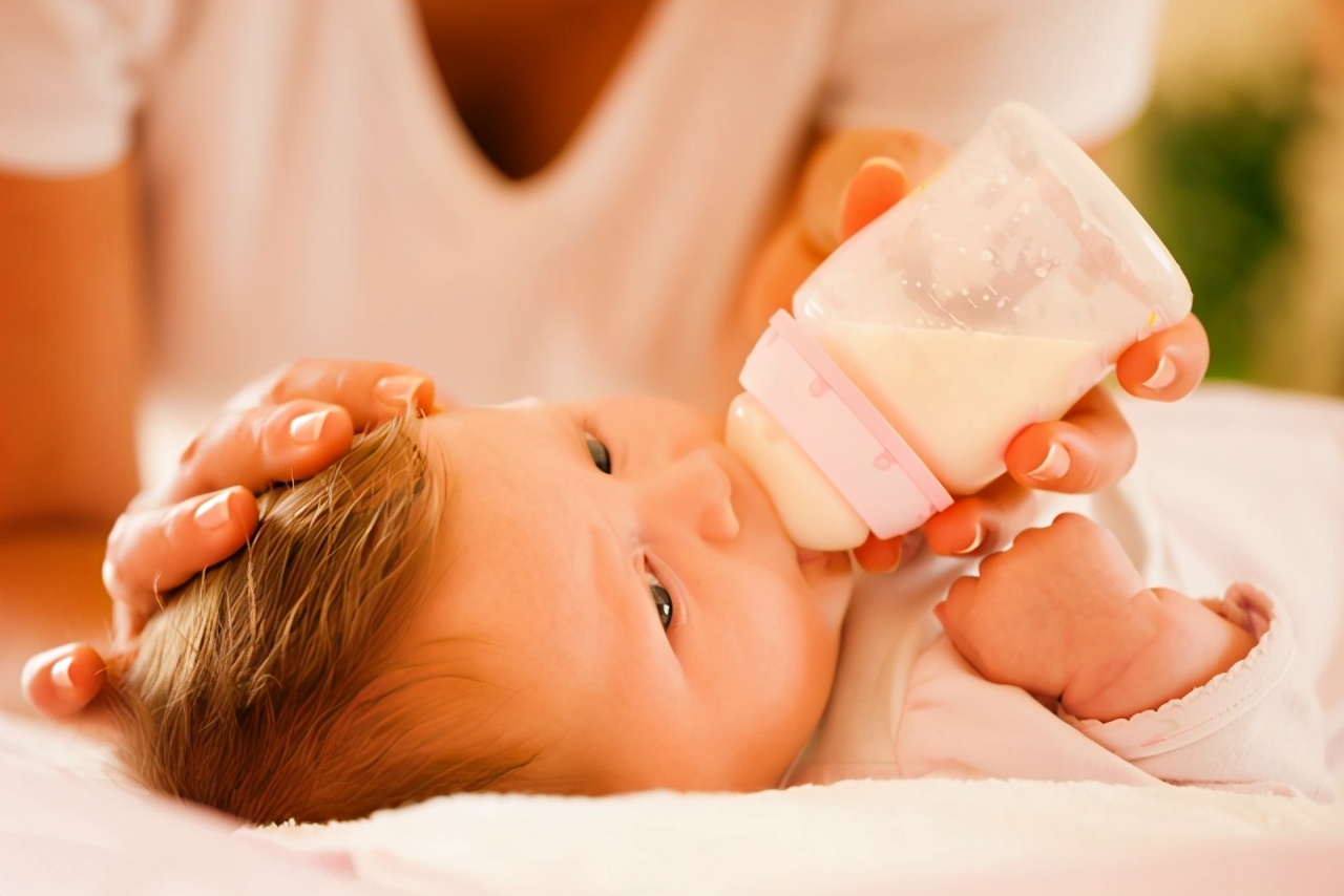 从喝母乳过渡到用奶瓶宝宝很抗拒？妈妈别着急，五招应对能帮大忙