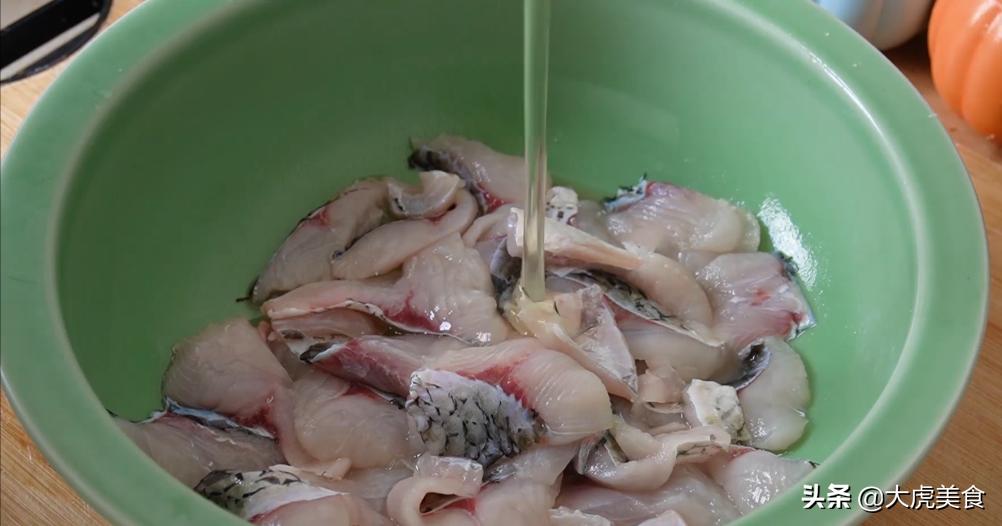 水煮鱼的正宗做法，大厨教几个技巧，滑嫩无腥味，上桌就被扫光
