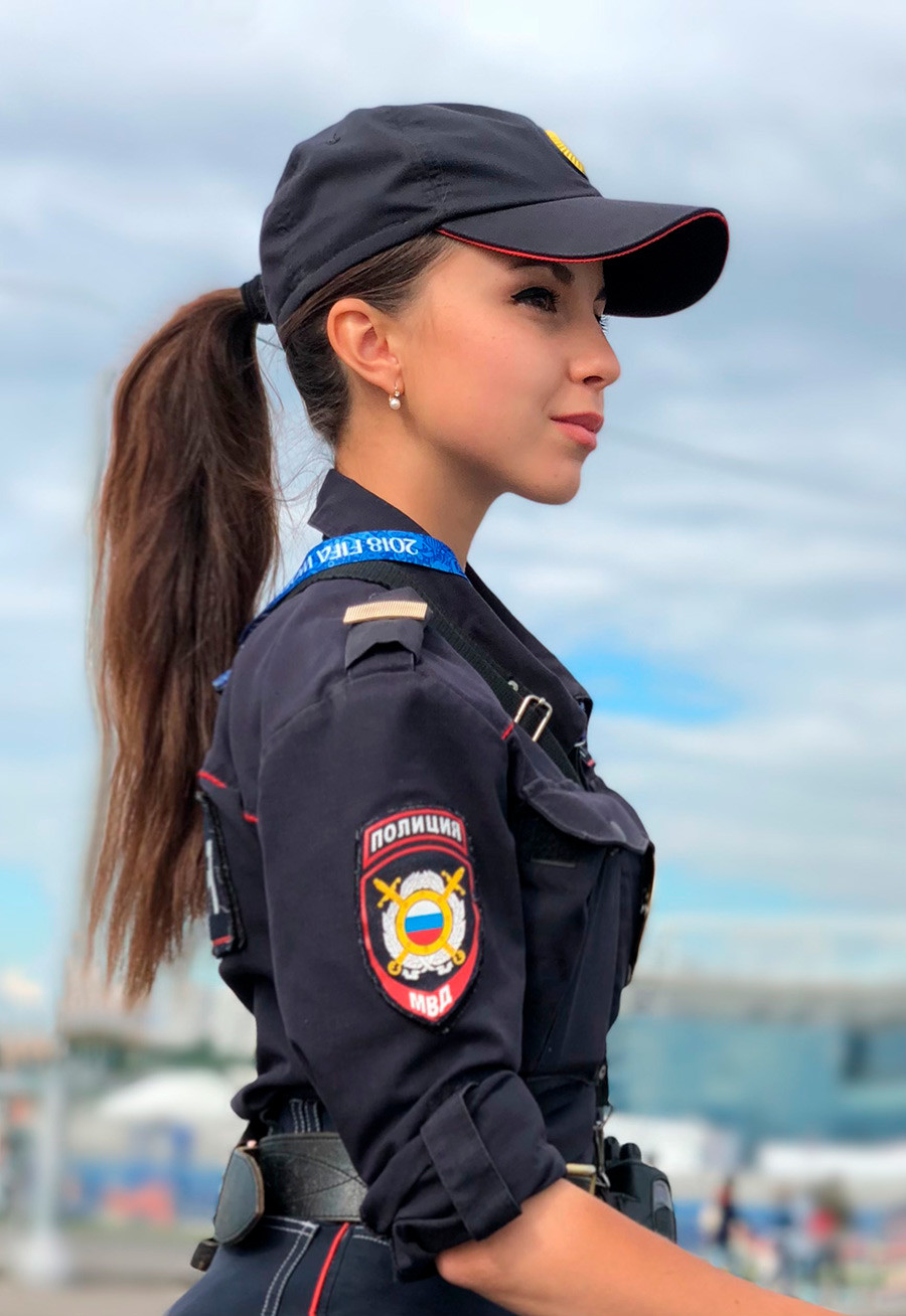 俄罗斯世界杯女骑警(莫斯科最美女骑警,颜值一路开挂,执勤参加真人秀