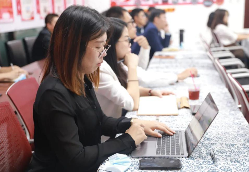 同样是法学生就业，律师事务所和公务员差距大，工作多年见分晓