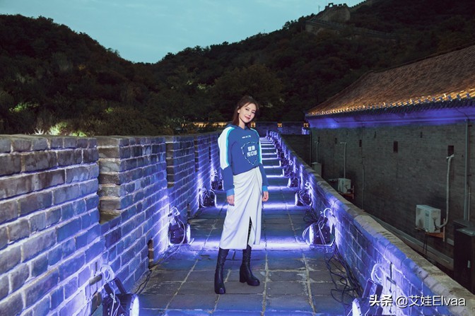 高圆圆下班走机场，穿西装配蕾丝打底衫，认真起来真没人比她会秀