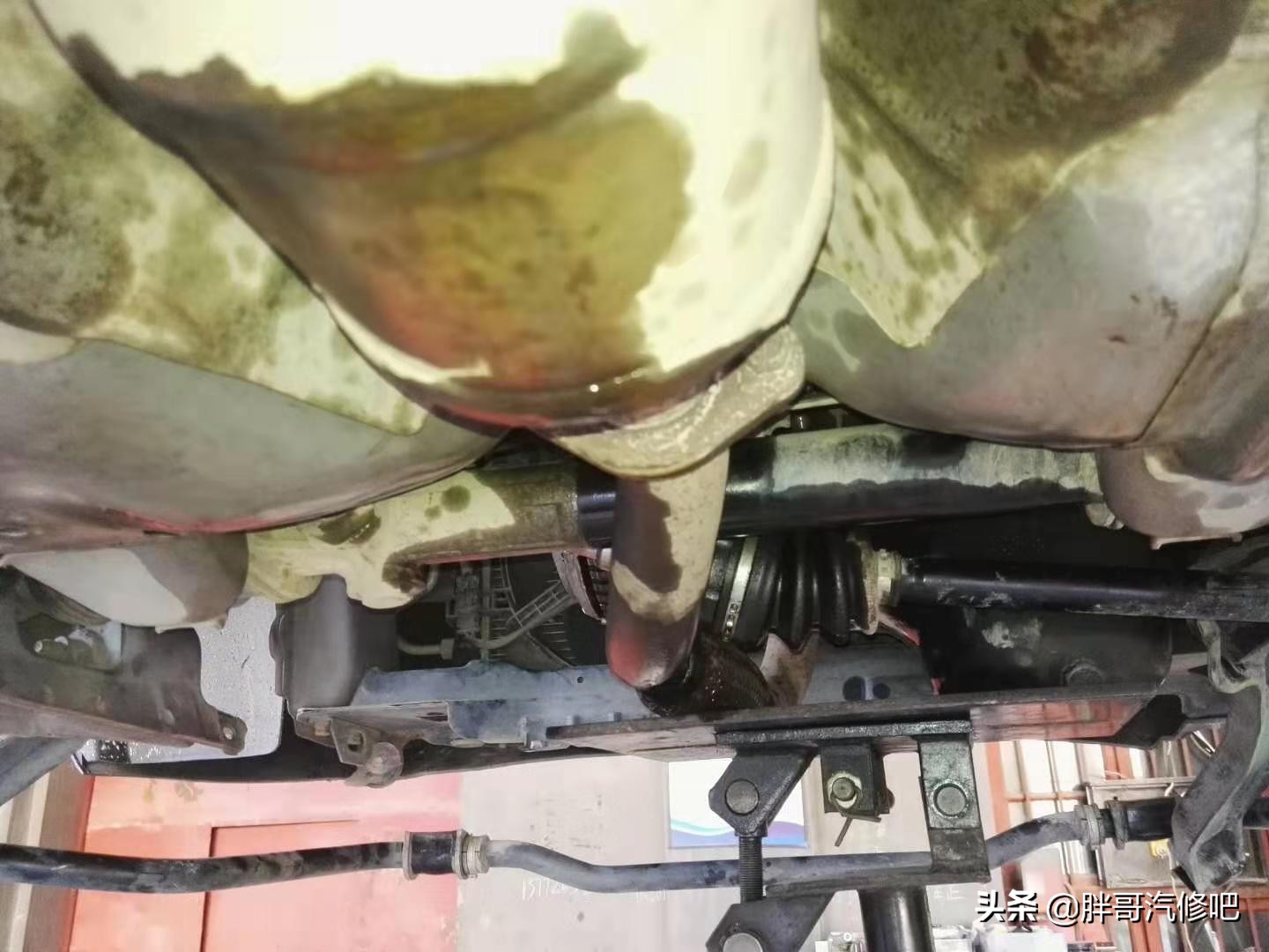 车主非正常启动车辆，然而一个小失误，变速箱被击了大窟窿
