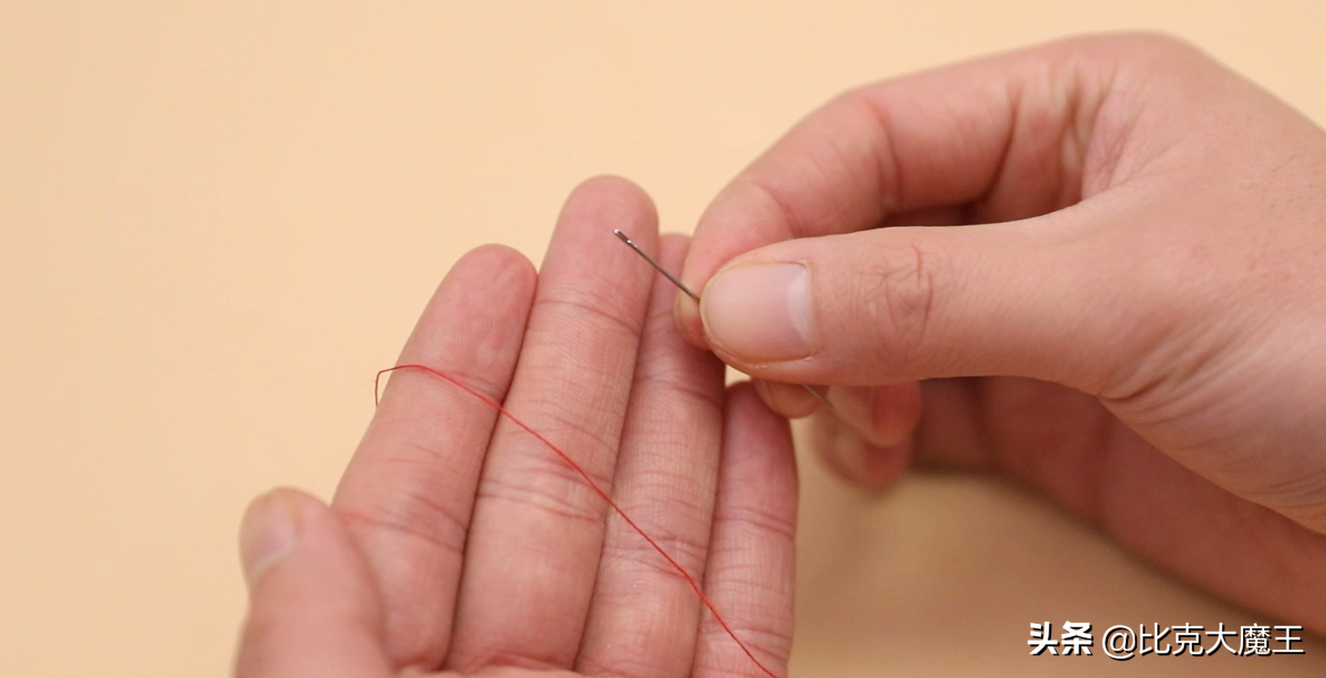 穿针线的快速方法(教你只用一根线穿针技巧,3秒搞定,穿针又快又准