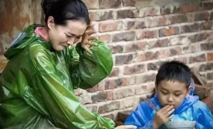 嫁入的豪門王豔,跪著給婆婆洗腳,親生兒子罵他是豬頭