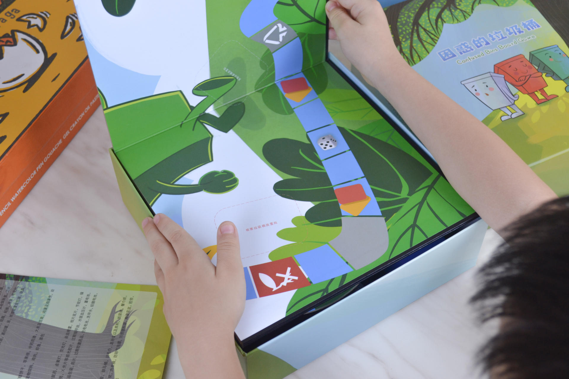 垃圾分类全家学，“棋乐融融”人人夸，来一局困惑的垃圾桶游戏吧