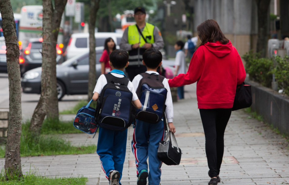 课后延时服务时间表出炉，每天不早于18:00放学，老师家长都急了