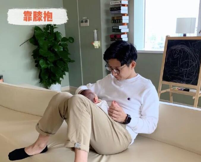 新生的宝宝应该怎样抱 初生婴儿怎么抱最正确图片