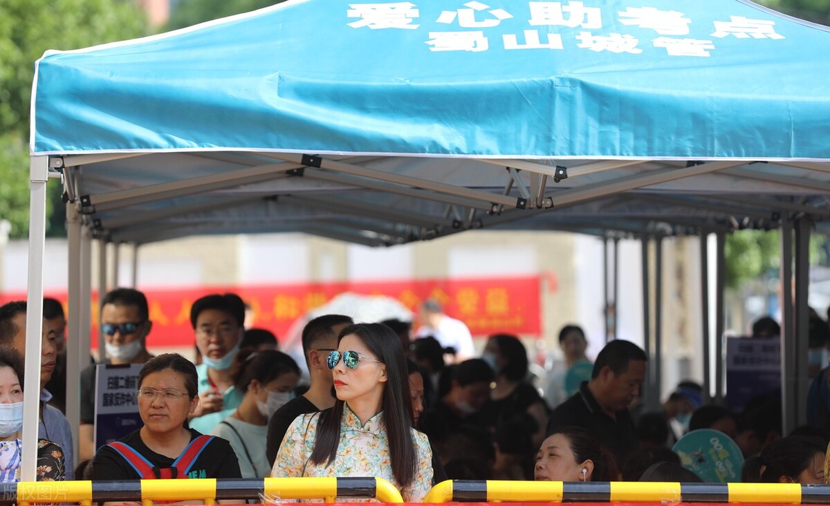 理发店不想让陪考家长坐门口，台阶上摆满了头发，网友：格局小了