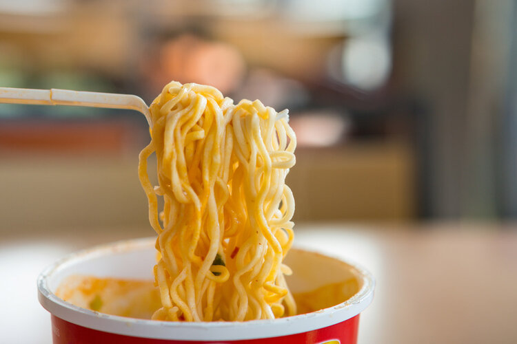 方便面吃多了会致癌？世卫组织：真正致癌的食物是6种，尽量少碰