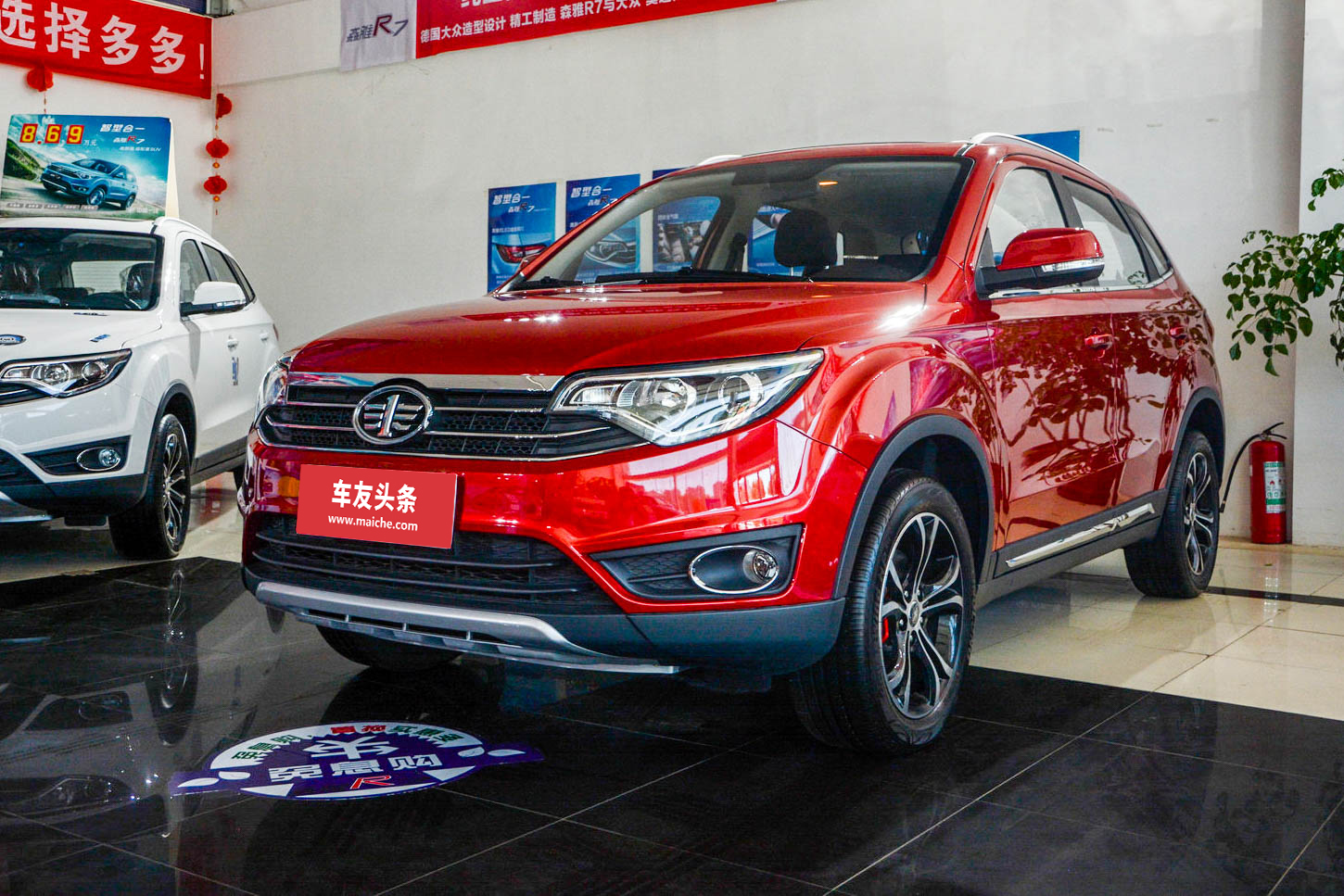 [图为现款一汽森雅r7车型][图为一汽奔腾全新logo]外观方面,新车相比