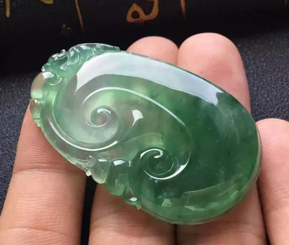 翡翠如意吊坠寓意讲究多,不懂乱戴不合适,我们应该怎么理解?