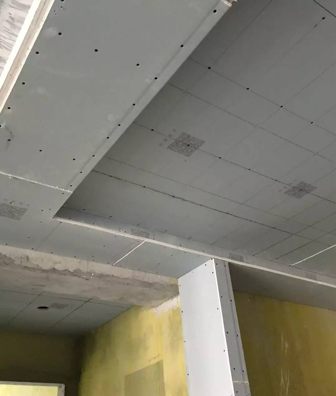 吊顶是怎么安装上去的？吊顶的安装过程以及注意事项，涨知识