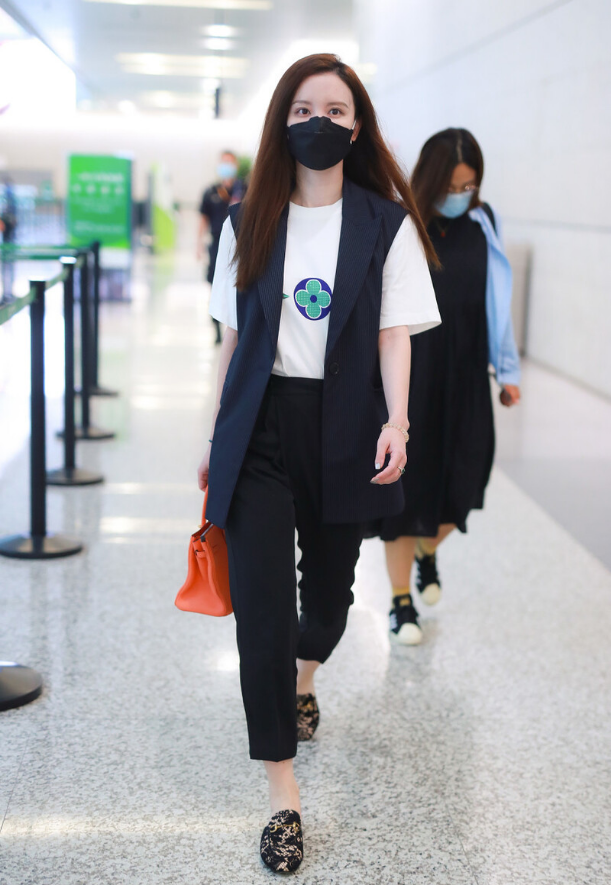 张萌胳膊上套黑丝小露香肩，女人味也太足了，这细腰长腿可真火辣