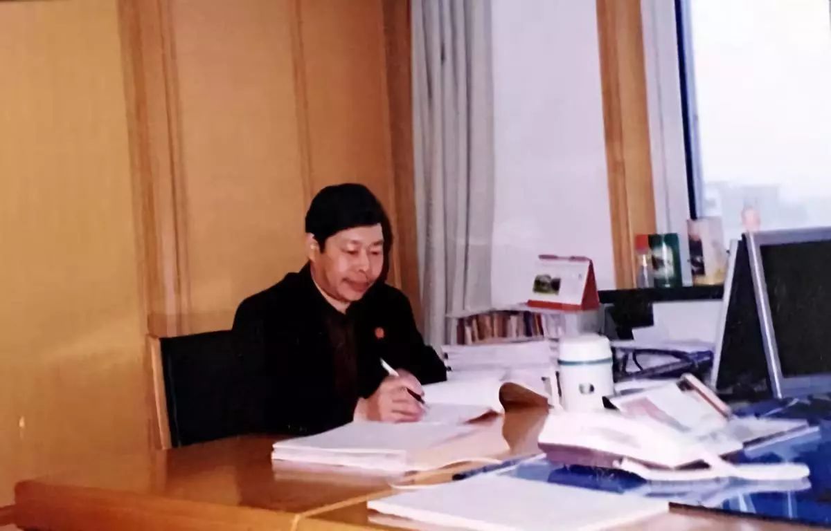 800名华政师生聆听全国模范法官李庆军同志先进事迹报告会