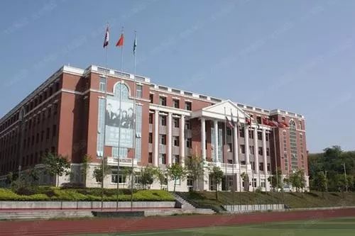 一年20万！在重庆上个小学也太贵了吧！不信来