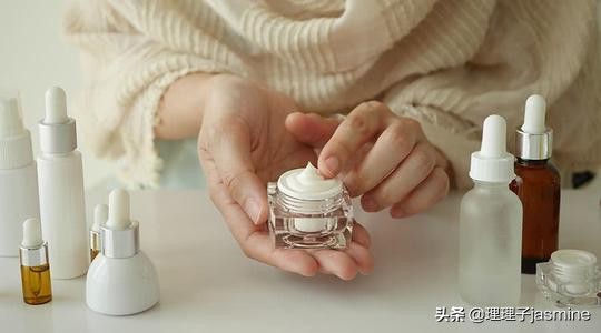 用护肤品总是出现搓泥现象，原因是护肤品质量太差吗？