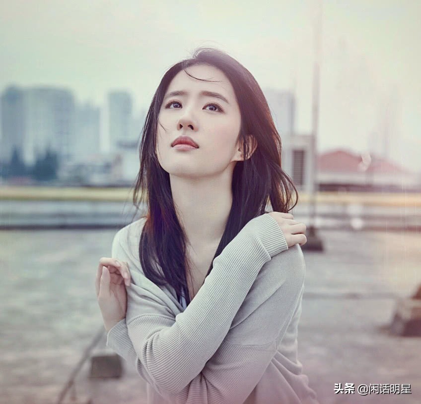 2015年,28岁的刘亦菲公开了她和韩国明星宋承宪的恋爱消息,不过,两年