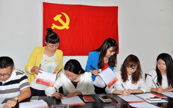 大学教授发型走红网络，每天“头顶祥云”上课，学生如临仙境