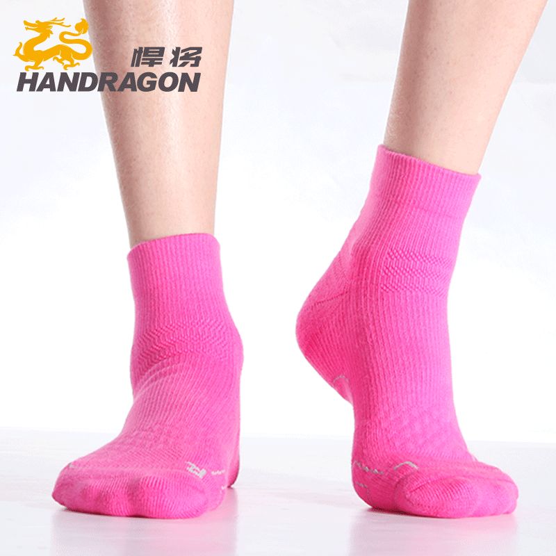 羽毛球比跑步还消耗热量吗（羽毛球VS跑步，热门运动减肥效果大比拼）