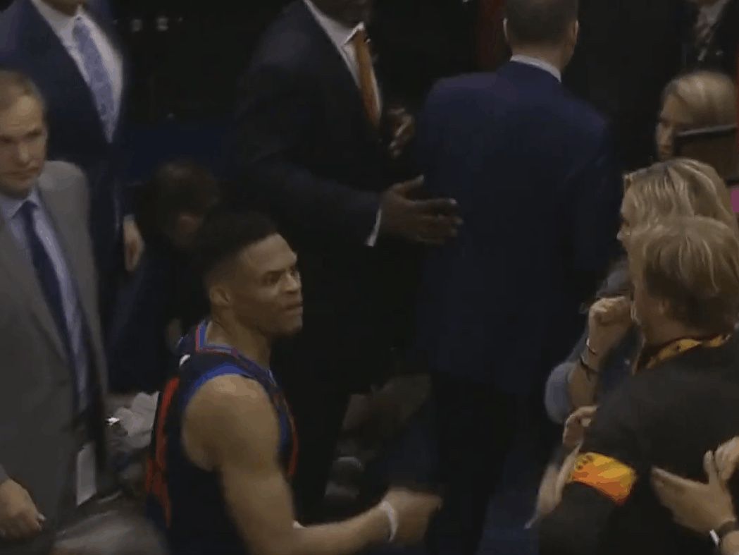 nba為什么牙套（NBA球星“輸不起”瞬間：庫里扔牙套被驅逐，米切爾破口大罵登哥）