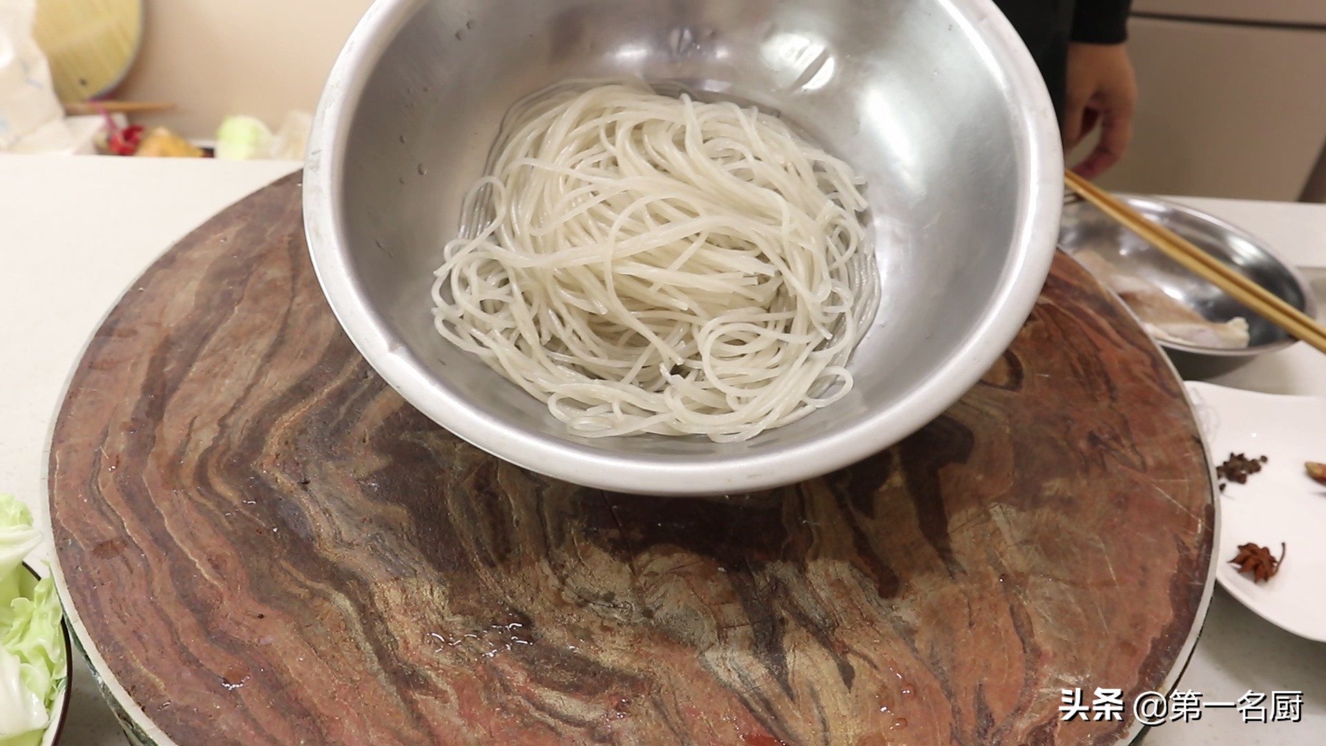 白菜燉粉條的家常做法,白菜燉粉條的家常做法不放肉
