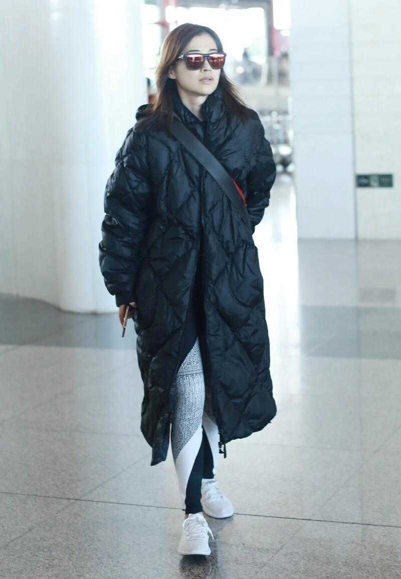 梅婷真是穿搭高手，穿宽松长羽绒服配瑜伽裤走机场，保暖又洋气