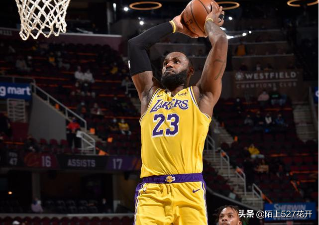 nba詹姆斯为什么不打球了(从真核到定点投手？三旬老汉詹姆斯，为何在湖人地位一降再降？)