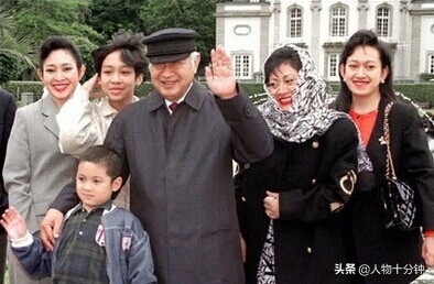 他是世界头号贪官，执政32年屠杀50万华人却得善终，子女个个巨富