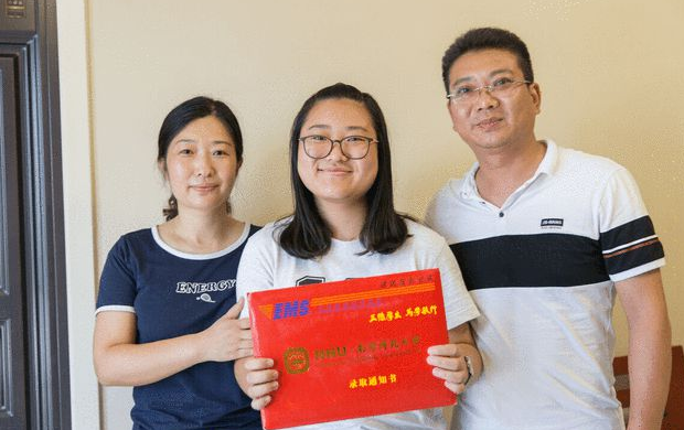 儿子考上985院校，母亲发朋友圈庆祝，亲朋好友的评论却叫人寒心